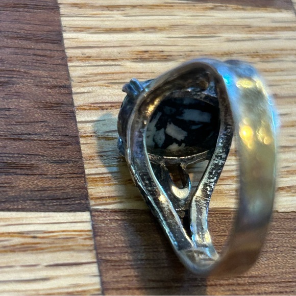 Lovely Little Flower Rock Ring.  Very unique & beautiful style - Picture 6 of 10